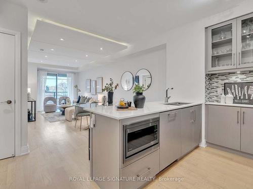 218-21 Clairtrell Rd, Toronto, ON - Indoor Photo Showing Kitchen