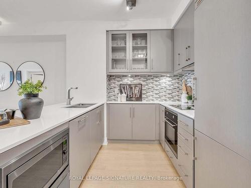 218-21 Clairtrell Rd, Toronto, ON - Indoor Photo Showing Kitchen With Double Sink With Upgraded Kitchen