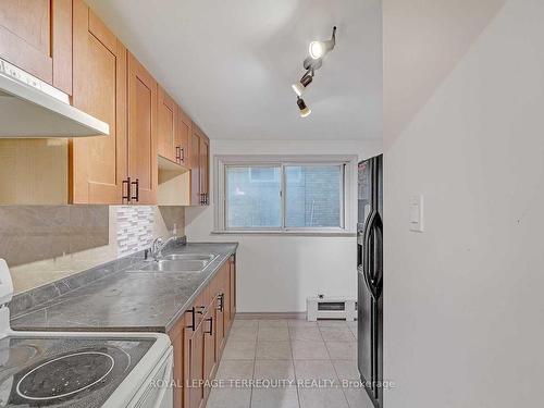 2977 Lawrence Ave E, Toronto, ON - Indoor Photo Showing Kitchen