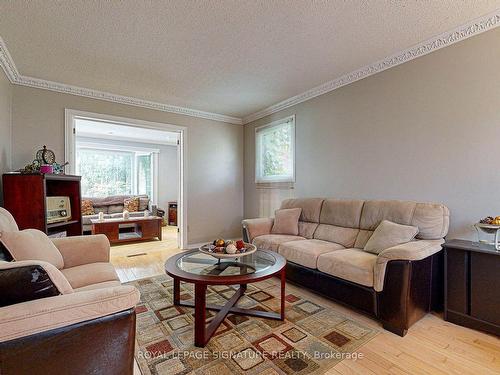 135 William Stephenson Dr, Whitby, ON - Indoor Photo Showing Living Room