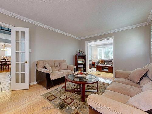 135 William Stephenson Dr, Whitby, ON - Indoor Photo Showing Living Room