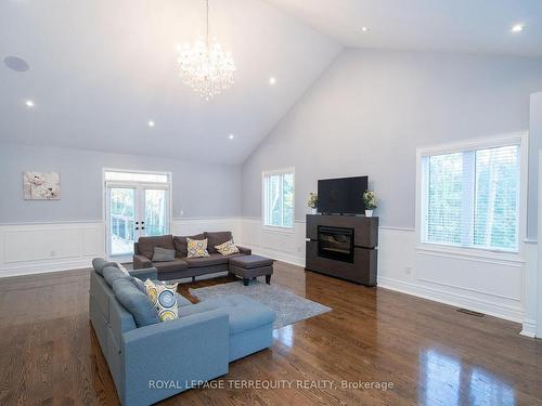 2-9411 Concession Rd, Uxbridge, ON - Indoor Photo Showing Living Room