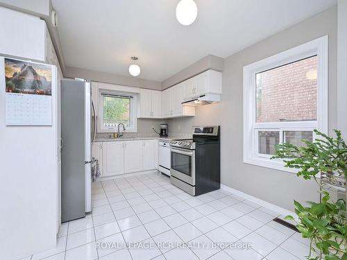 507 Blackstock Rd, Newmarket, ON - Indoor Photo Showing Kitchen