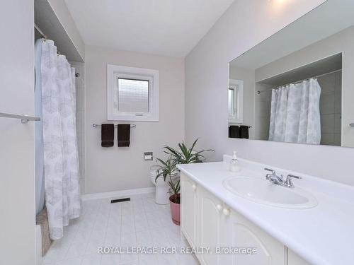 507 Blackstock Rd, Newmarket, ON - Indoor Photo Showing Bathroom