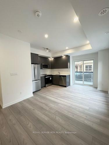 2-15 Lytham Green Circ, Newmarket, ON - Indoor Photo Showing Kitchen