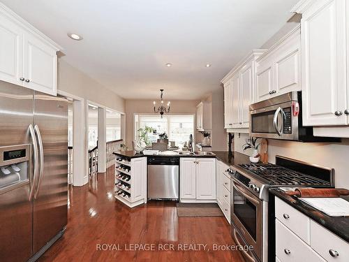 206 Corner Ridge Rd, Aurora, ON - Indoor Photo Showing Kitchen With Double Sink With Upgraded Kitchen