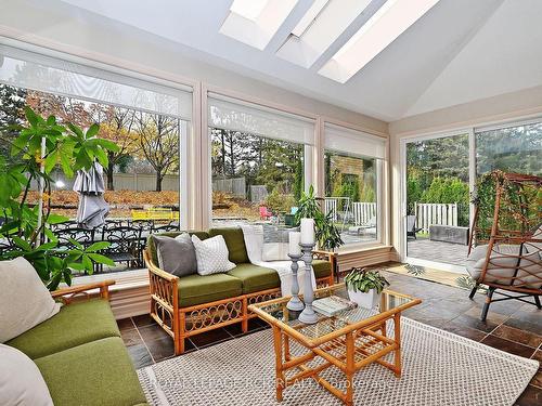 206 Corner Ridge Rd, Aurora, ON - Indoor Photo Showing Living Room