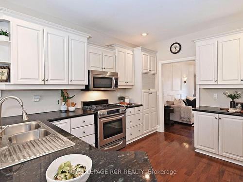 206 Corner Ridge Rd, Aurora, ON - Indoor Photo Showing Kitchen With Double Sink