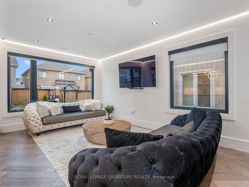 34 Weir St, Bradford West Gwillimbury, ON - Indoor Photo Showing Living Room