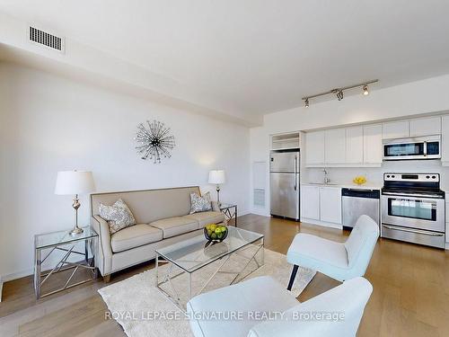 416-105 The Queens Way, Toronto, ON - Indoor Photo Showing Living Room