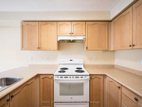 4909 James Austin Dr, Mississauga, ON - Indoor Photo Showing Kitchen