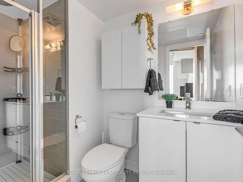 910-1461 Lawrence Ave, Toronto, ON - Indoor Photo Showing Bathroom