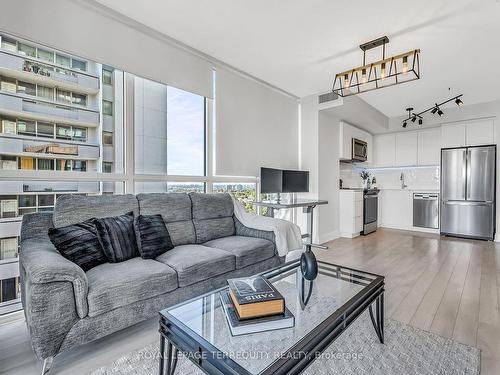 910-1461 Lawrence Ave, Toronto, ON - Indoor Photo Showing Living Room