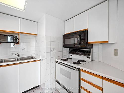 1006-4450 Tucana Court, Mississauga, ON - Indoor Photo Showing Kitchen With Double Sink