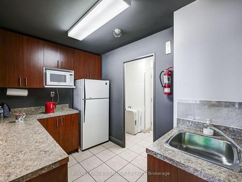 1006-4450 Tucana Court, Mississauga, ON - Indoor Photo Showing Kitchen