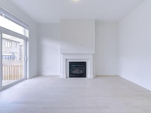 945 Chestnut Hts, Milton, ON - Indoor Photo Showing Living Room With Fireplace