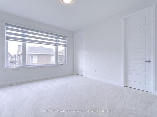 945 Chestnut Hts, Milton, ON - Indoor Photo Showing Other Room