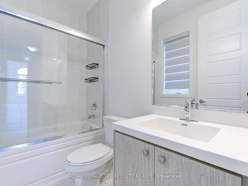 945 Chestnut Hts, Milton, ON - Indoor Photo Showing Bathroom