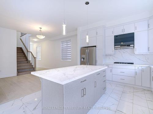 945 Chestnut Hts, Milton, ON - Indoor Photo Showing Kitchen With Upgraded Kitchen