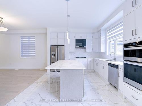 945 Chestnut Hts, Milton, ON - Indoor Photo Showing Kitchen With Upgraded Kitchen