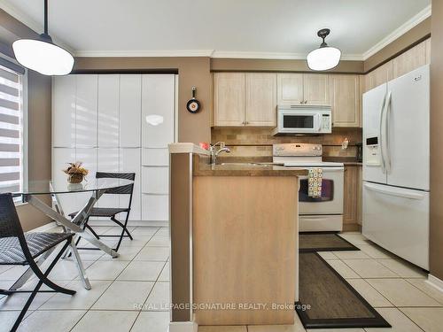 3243 Redpath Circ, Mississauga, ON - Indoor Photo Showing Kitchen