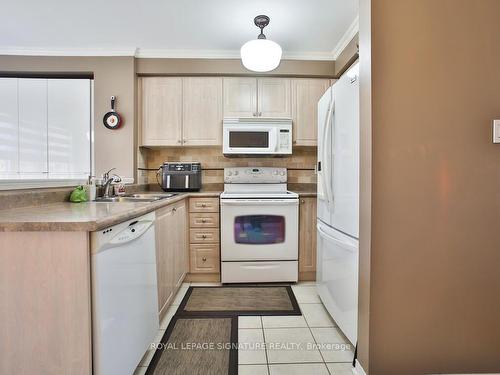 3243 Redpath Circ, Mississauga, ON - Indoor Photo Showing Kitchen With Double Sink