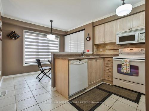 3243 Redpath Circ, Mississauga, ON - Indoor Photo Showing Kitchen