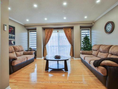 3243 Redpath Circ, Mississauga, ON - Indoor Photo Showing Living Room