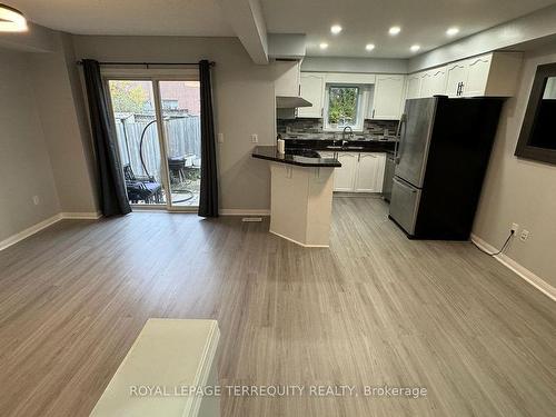 3930 Coachman Circ, Mississauga, ON - Indoor Photo Showing Kitchen