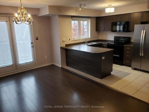 16-15 Hays Blvd, Oakville, ON - Indoor Photo Showing Kitchen With Double Sink