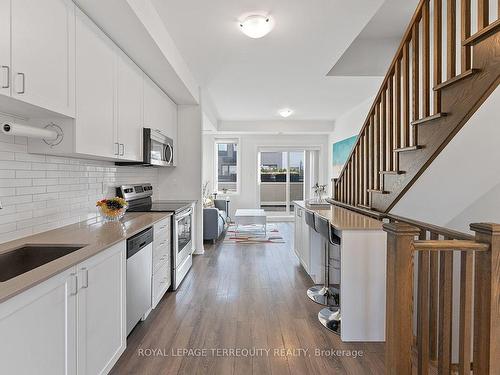 17 Stanley Green Blvd, Toronto, ON - Indoor Photo Showing Kitchen With Upgraded Kitchen