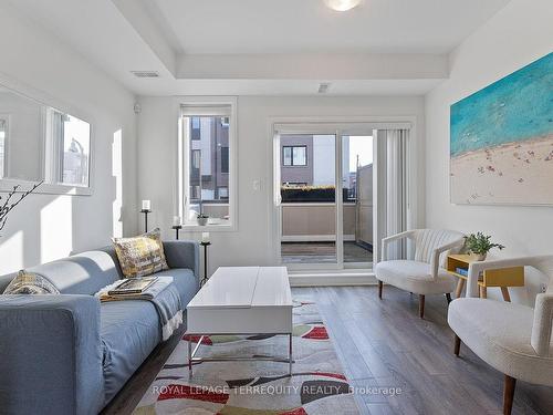 17 Stanley Green Blvd, Toronto, ON - Indoor Photo Showing Living Room