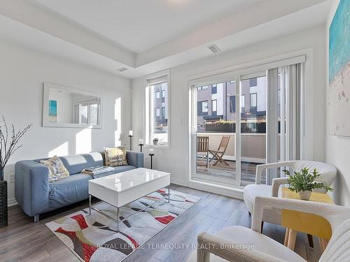 17 Stanley Green Blvd, Toronto, ON - Indoor Photo Showing Living Room