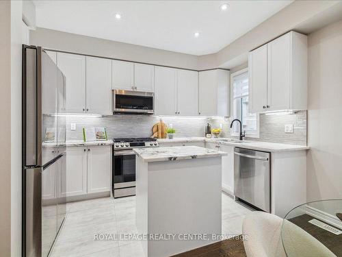 3946 Leonardo St, Burlington, ON - Indoor Photo Showing Kitchen With Upgraded Kitchen