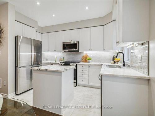 3946 Leonardo St, Burlington, ON - Indoor Photo Showing Kitchen With Upgraded Kitchen