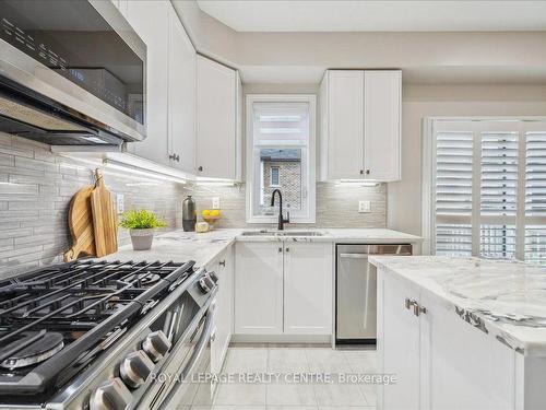 3946 Leonardo St, Burlington, ON - Indoor Photo Showing Kitchen With Upgraded Kitchen