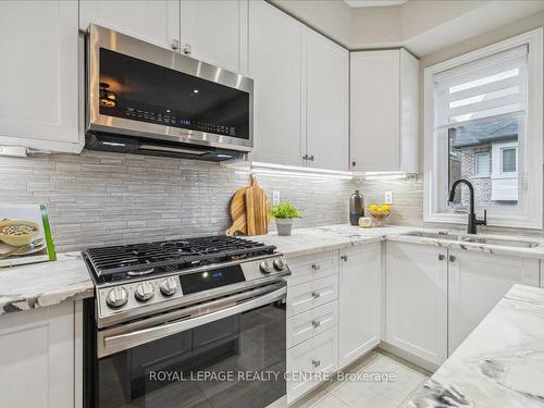 3946 Leonardo St, Burlington, ON - Indoor Photo Showing Kitchen With Upgraded Kitchen