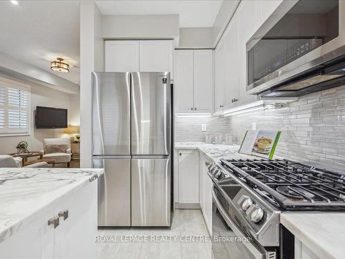 3946 Leonardo St, Burlington, ON - Indoor Photo Showing Kitchen With Upgraded Kitchen