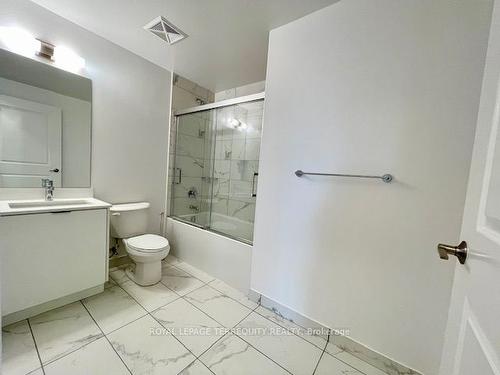 405-204 Burnhamthorpe Rd E, Mississauga, ON - Indoor Photo Showing Bathroom