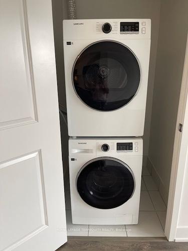 405-204 Burnhamthorpe Rd E, Mississauga, ON - Indoor Photo Showing Laundry Room