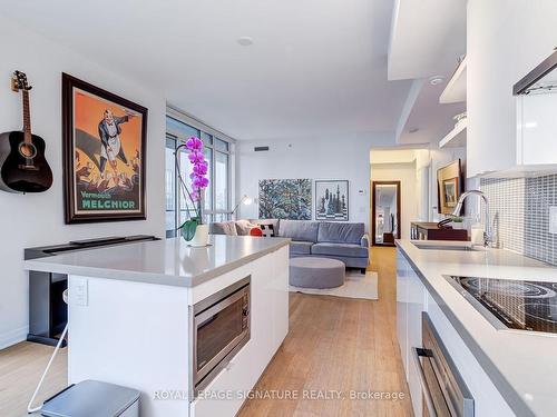 B415-60 Annie Craig Dr, Toronto, ON - Indoor Photo Showing Kitchen