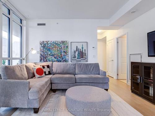 B415-60 Annie Craig Dr, Toronto, ON - Indoor Photo Showing Living Room