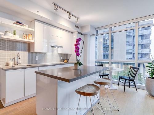 B415-60 Annie Craig Dr, Toronto, ON - Indoor Photo Showing Kitchen