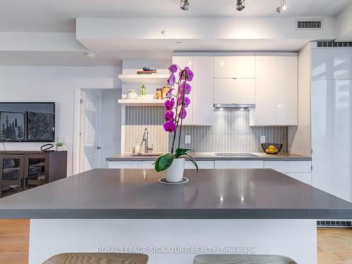 B415-60 Annie Craig Dr, Toronto, ON - Indoor Photo Showing Kitchen