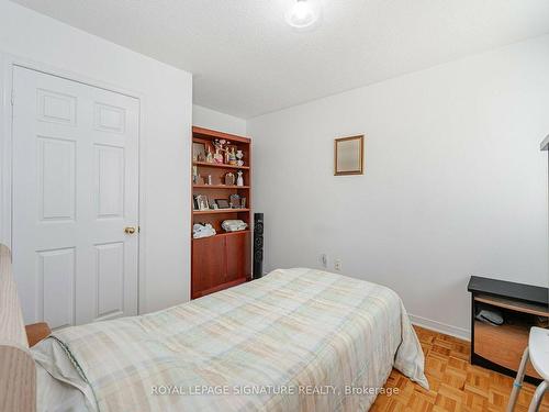 5528 Woodchase Cres, Mississauga, ON - Indoor Photo Showing Bedroom