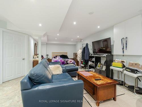 5528 Woodchase Cres, Mississauga, ON - Indoor Photo Showing Living Room