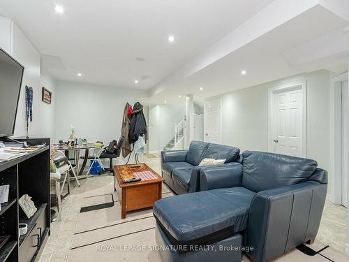 5528 Woodchase Cres, Mississauga, ON - Indoor Photo Showing Living Room