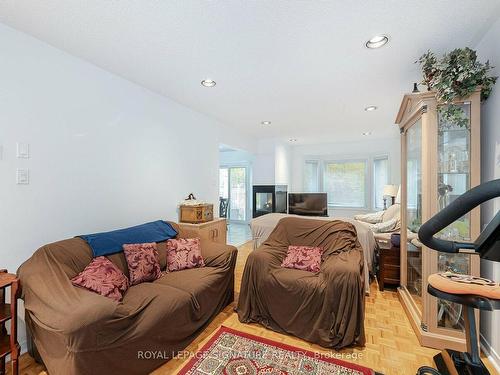 5528 Woodchase Cres, Mississauga, ON - Indoor Photo Showing Living Room