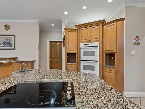 48 Tuscani Dr, Hamilton, ON - Indoor Photo Showing Kitchen With Upgraded Kitchen