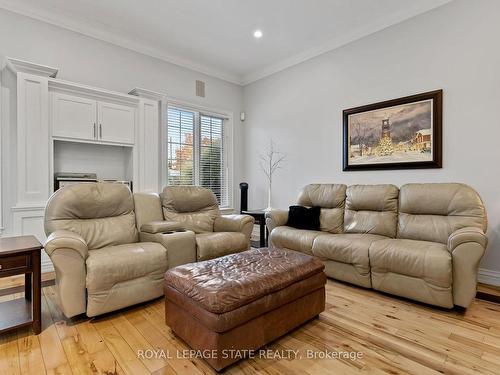 48 Tuscani Dr, Hamilton, ON - Indoor Photo Showing Living Room